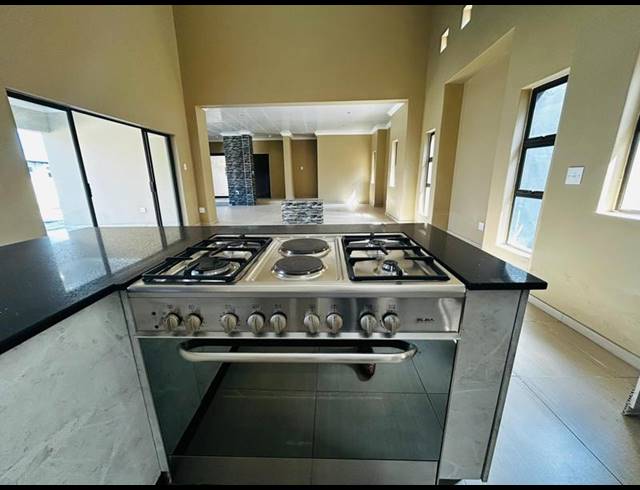 7 BEDROOM HOUSE FOR SALE IN SAVANNAH COUNTRY ESTATE